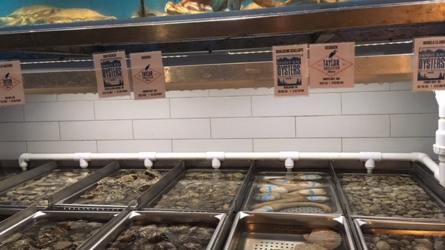 Fanny Bay Oyster Bar & Shellfish MarketバンクーバーのオイスターバーFanny Bay Oyster Bar & Shellfish Marketバンクーバーのオイスターバー